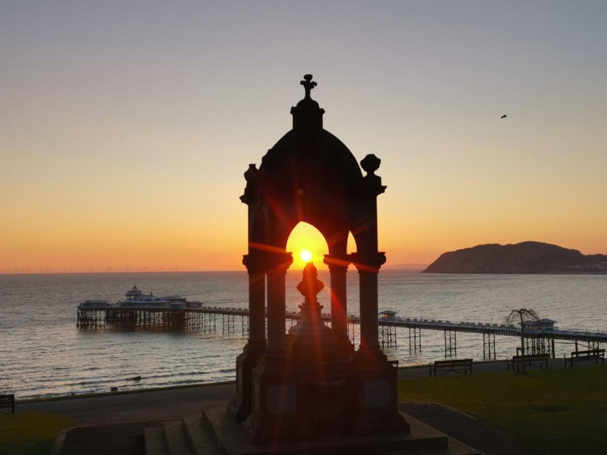 Bron Orme Private Hotel Llandudno Exterior photo